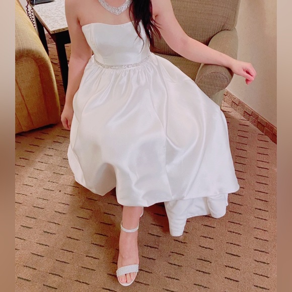 David’s Bridal White Elegant Wedding Dress with Side Pockets - Picture 7 of 9